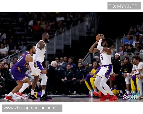 詹姆斯助力八村频频攻筐展现默契配合引发球迷热议