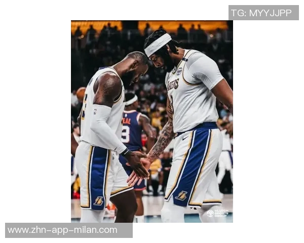 湖人新更衣室揭秘詹姆斯柜内浓眉球衣悬挂引发球迷热议