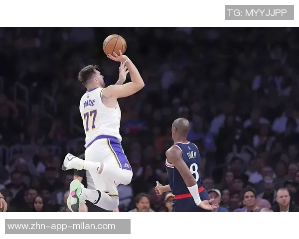 湖人训练场景曝光斯玛特紧逼八村里夫斯全力防守展现团队默契